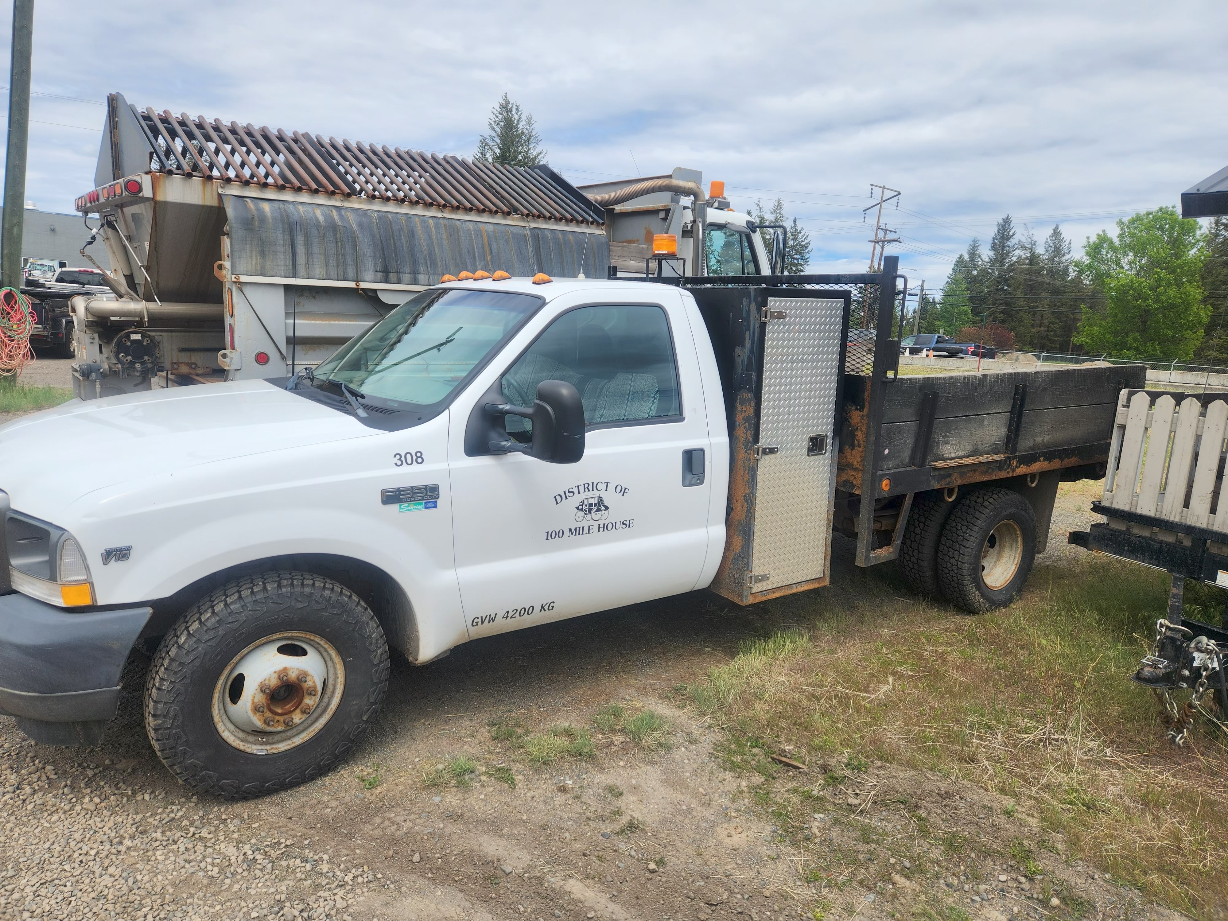 Photo of Ford F350 with dump box
